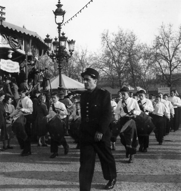 des jeunes defilent en costumes