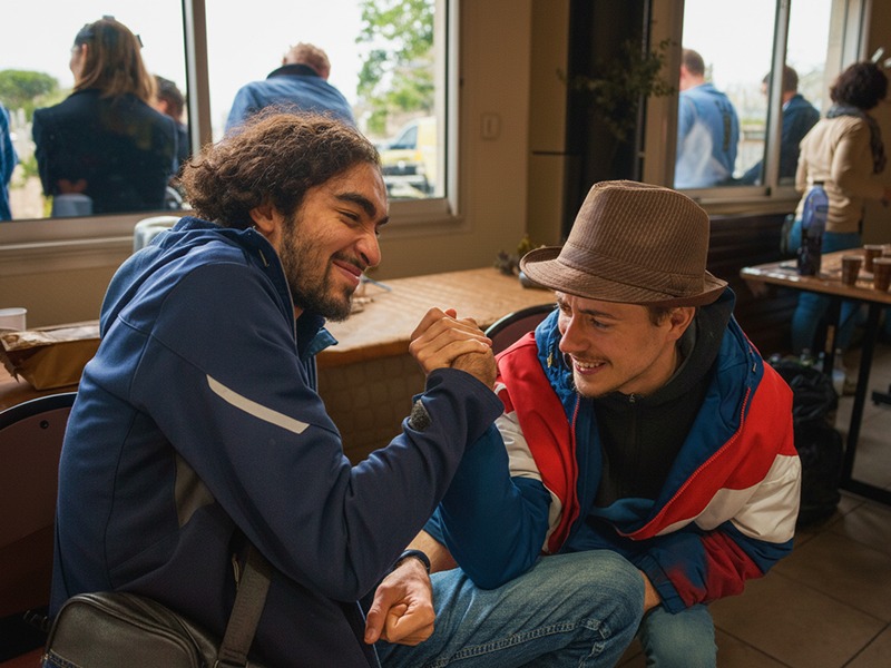 deux hommes font un bras de fer